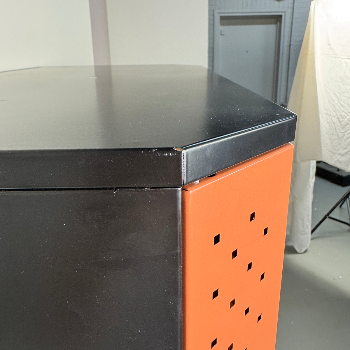 SAMPLE | Servieskast | Oranje/Zwart
